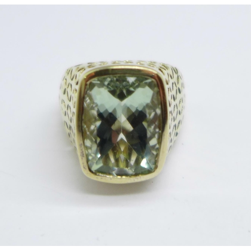 1010 - A silver gilt, green amethyst ring, L