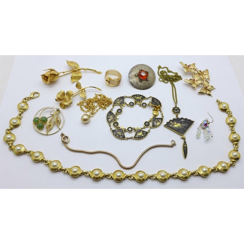 1016 - Gilt metal jewellery and a Scottish style brooch