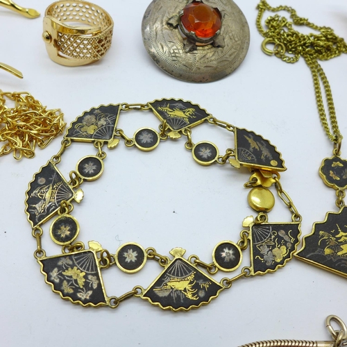 1016 - Gilt metal jewellery and a Scottish style brooch