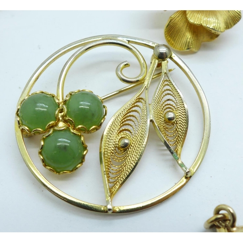 1016 - Gilt metal jewellery and a Scottish style brooch