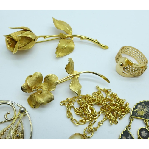 1016 - Gilt metal jewellery and a Scottish style brooch