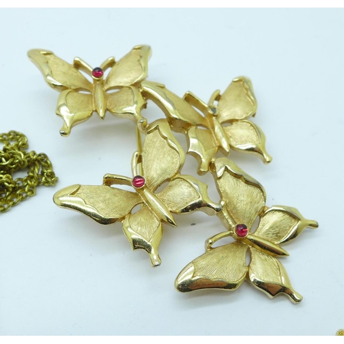 1016 - Gilt metal jewellery and a Scottish style brooch