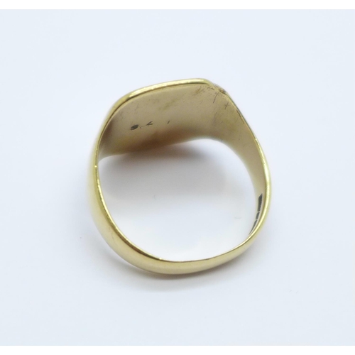 1028 - A 9ct gold signet ring, 6.7g, S