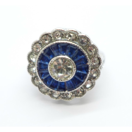 1038 - An Art Deco style 'blue flower' dress ring, size K