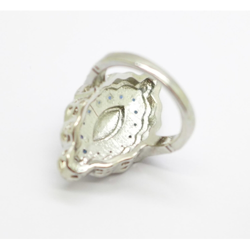 1039 - An Art Deco style ring, size L