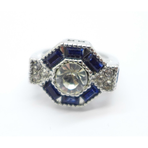 1040 - An Art Deco style ring, size L/M