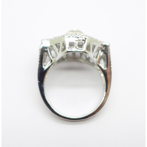 1040 - An Art Deco style ring, size L/M