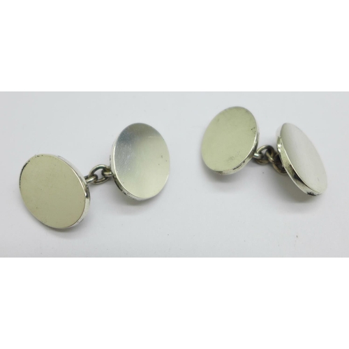 1051 - A pair of hallmarked silver cufflinks, with box, 19g