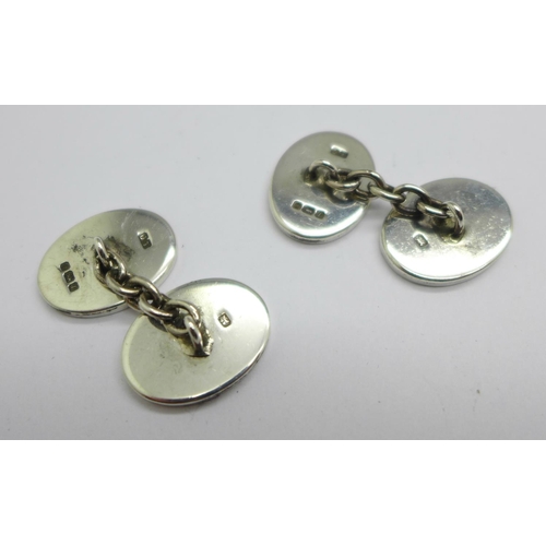 1051 - A pair of hallmarked silver cufflinks, with box, 19g