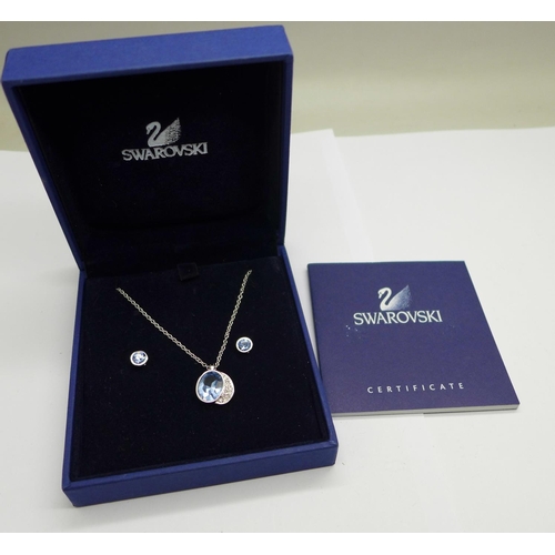 1060 - A Swarovski pendant and a pair of earrings, with gift box