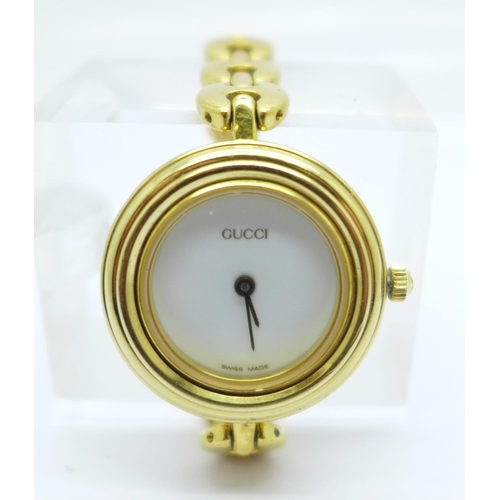 1081 - A lady's Gucci wristwatch