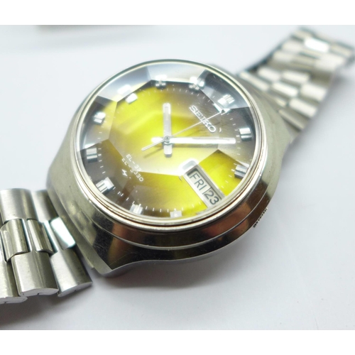 1099 - A Seiko EL-330 wristwatch with faceted crystal