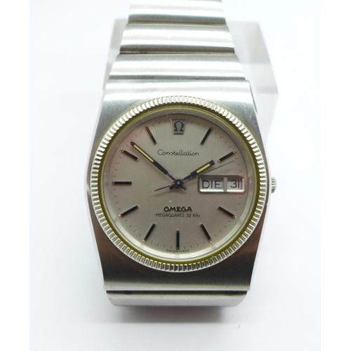 1100 - An Omega Constellation Megaquartz 32 KHz wristwatch, the case back bears inscription dated 1976