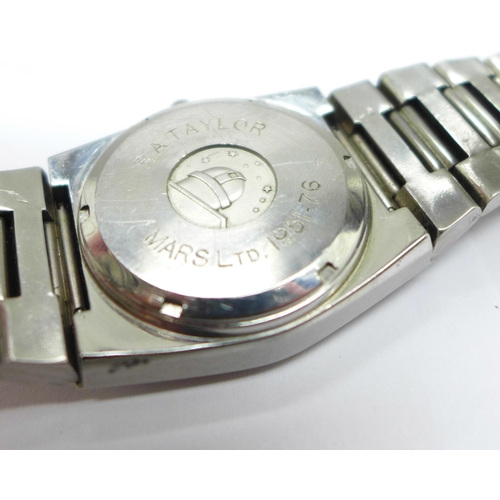 1100 - An Omega Constellation Megaquartz 32 KHz wristwatch, the case back bears inscription dated 1976