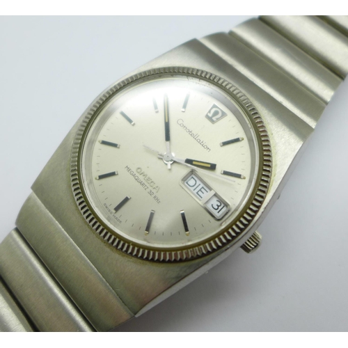 1100 - An Omega Constellation Megaquartz 32 KHz wristwatch, the case back bears inscription dated 1976