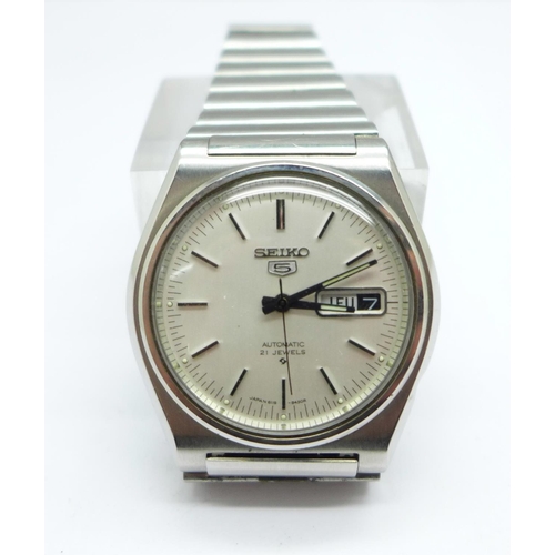 1123 - A Seiko 5 automatic wristwatch with day and date