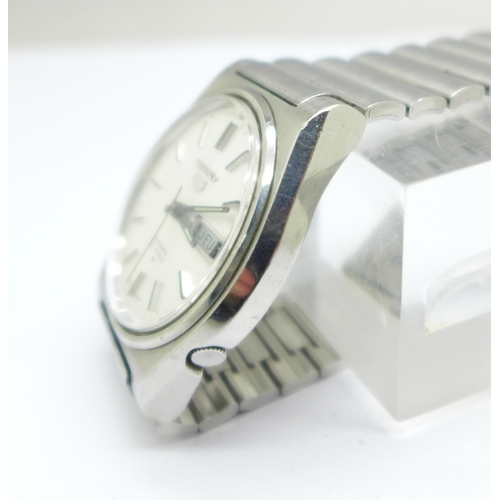 1123 - A Seiko 5 automatic wristwatch with day and date