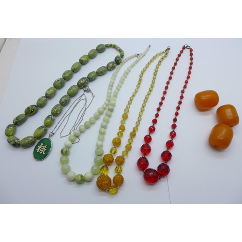 1133 - Vintage necklaces and three unmounted beads