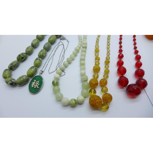 1133 - Vintage necklaces and three unmounted beads