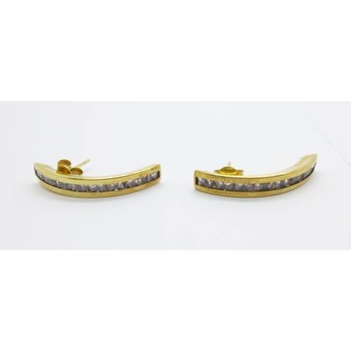 1135 - A pair of hallmarked 9ct gold earrings, 4.5g