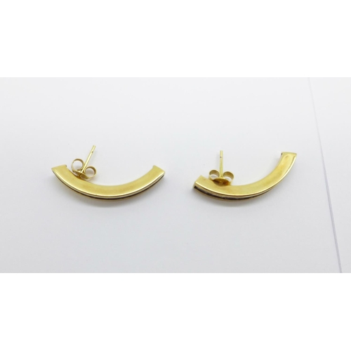 1135 - A pair of hallmarked 9ct gold earrings, 4.5g