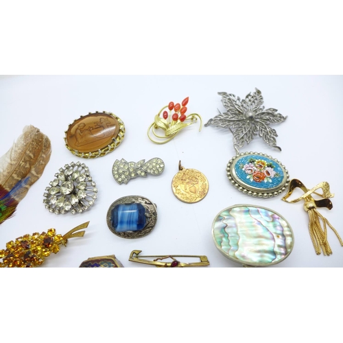 1138 - Fifteen brooches, two pill boxes, a pair of earrings and a pendant