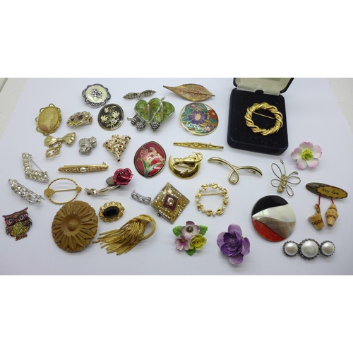 1140 - Thirty-five brooches