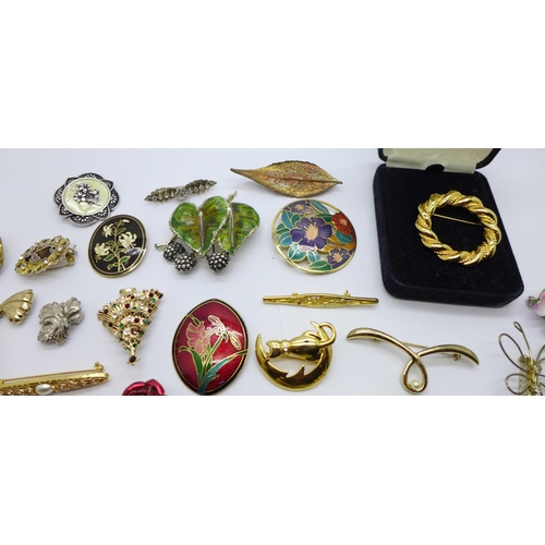 1140 - Thirty-five brooches