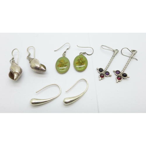 1142 - Four pairs of silver earrings, 18g