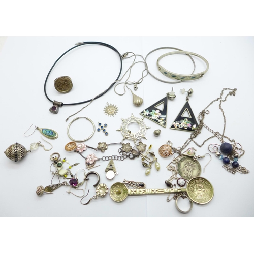 1143 - Silver jewellery, 37g, a silver mounted lace necklace with pendant, other jewellery, etc., (some sin... 