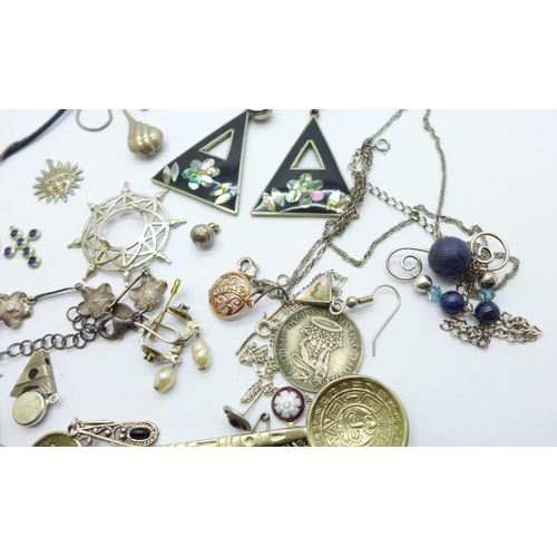 1143 - Silver jewellery, 37g, a silver mounted lace necklace with pendant, other jewellery, etc., (some sin... 