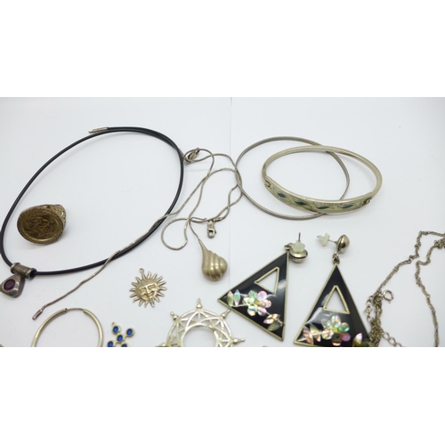 1143 - Silver jewellery, 37g, a silver mounted lace necklace with pendant, other jewellery, etc., (some sin... 