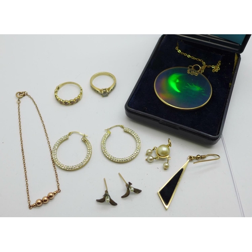 1147 - A 9ct gold framed hologram pendant, two 9ct gold rings, 4.9g, L and N, a pair of 9ct gold hoop earri... 