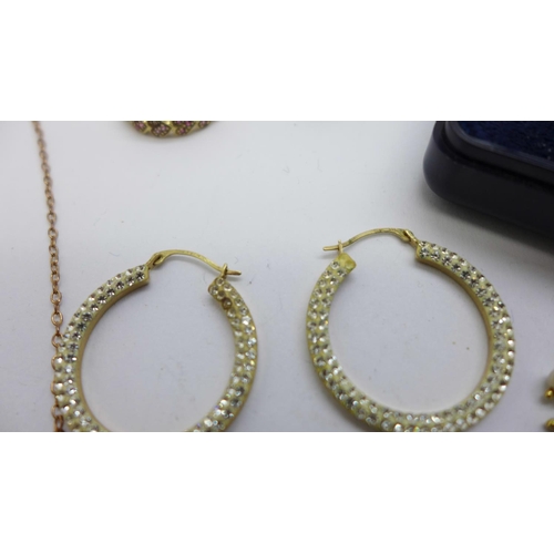 1147 - A 9ct gold framed hologram pendant, two 9ct gold rings, 4.9g, L and N, a pair of 9ct gold hoop earri... 