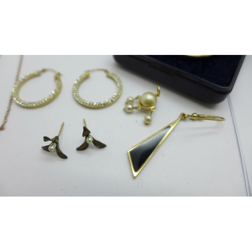 1147 - A 9ct gold framed hologram pendant, two 9ct gold rings, 4.9g, L and N, a pair of 9ct gold hoop earri... 