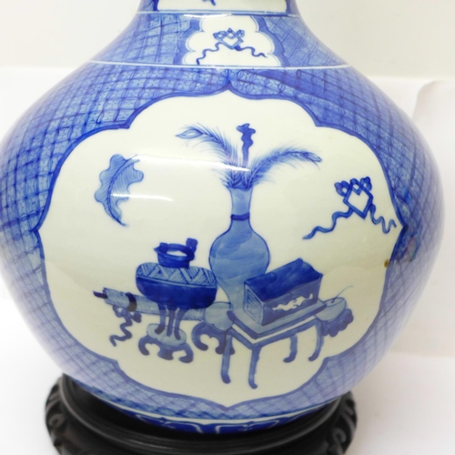 632 - A Chinese blue and white bottle vase, six character mark to the base, a/f crack on the 'neck', with ... 