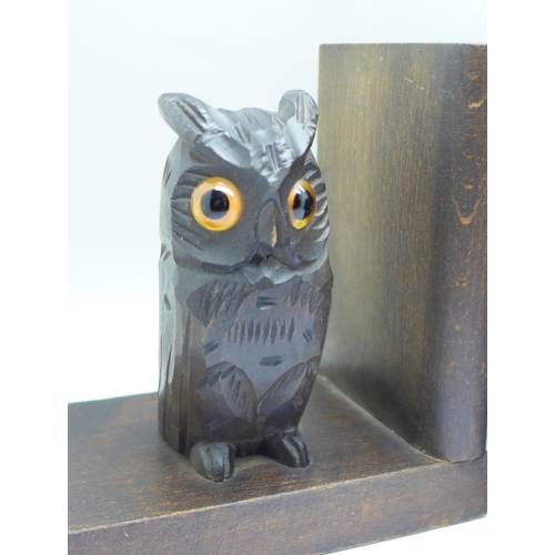 660 - Two pairs of bookends including carved owls with glass eyes, chip to ear