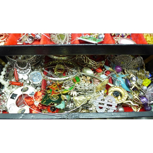 701 - A jewellery box containing costume and fashion jewellery