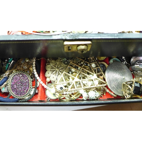 701 - A jewellery box containing costume and fashion jewellery