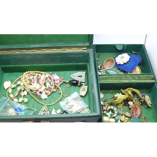 712 - Vintage jewellery in a jewellery box