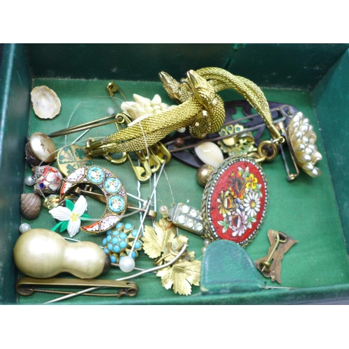 712 - Vintage jewellery in a jewellery box