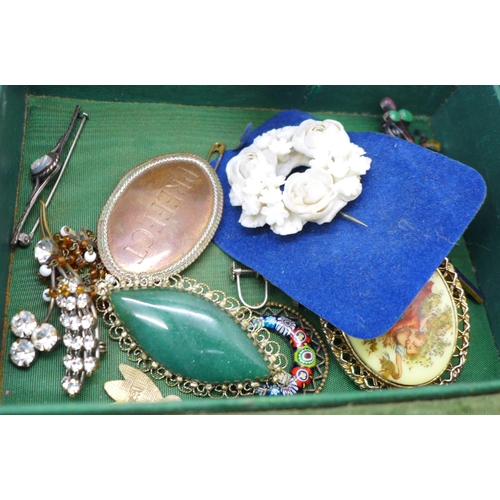 712 - Vintage jewellery in a jewellery box