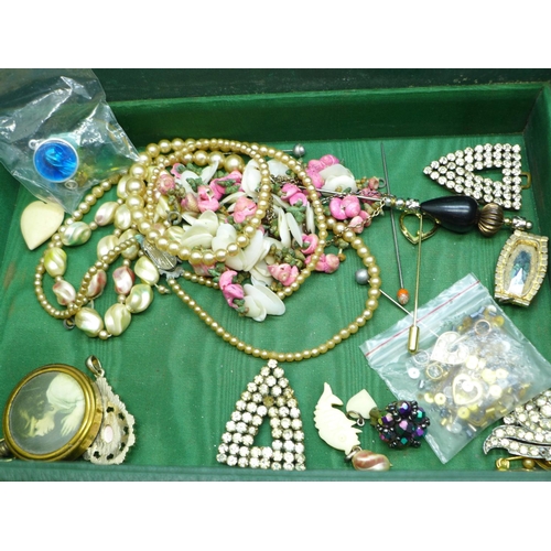 712 - Vintage jewellery in a jewellery box