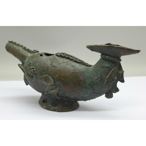 733 - A bronze Roman style lamp, 19cm