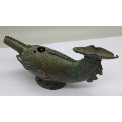 733 - A bronze Roman style lamp, 19cm