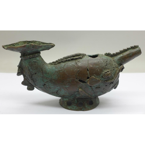 733 - A bronze Roman style lamp, 19cm