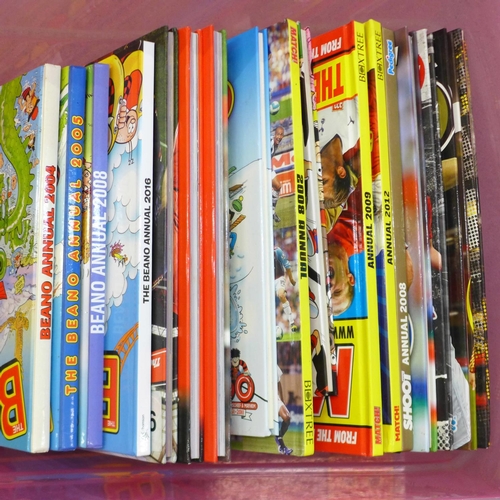 769 - Children's annuals, Beano, Shoot, etc.