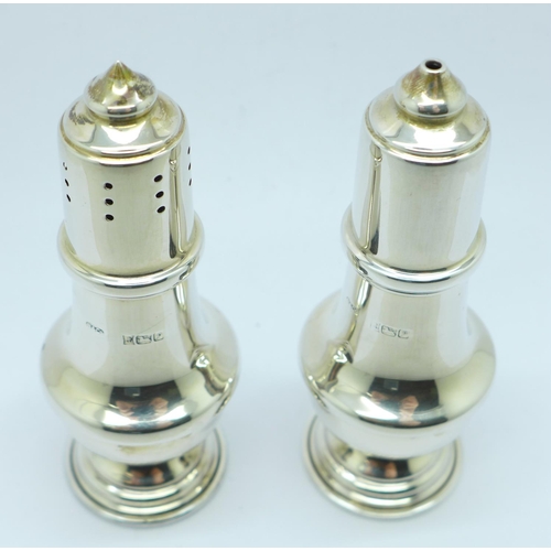 801 - A silver salt and pepper pair, Broadway & Co., Birmingham 1989, 67g