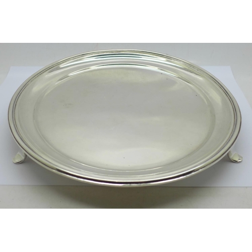 808 - A silver salver, Barraclough & Sons, London 1934, 514g, 23cm