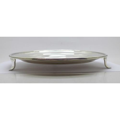 808 - A silver salver, Barraclough & Sons, London 1934, 514g, 23cm